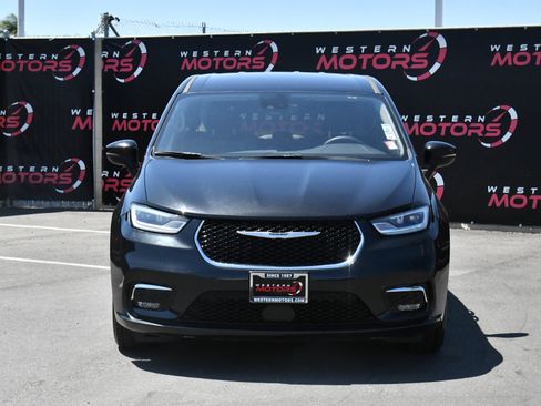 Used 2023 Chrysler Pacifica Touring-L FWD image 2