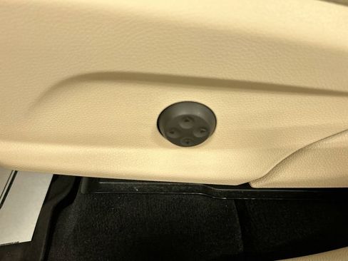 Used 2020 Mercedes-Benz GLC 300 4MATIC image 11