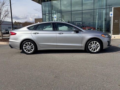 Used 2020 Ford Fusion SE image 2