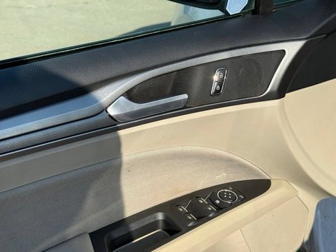 Used 2019 Ford Fusion SE FWD image 11