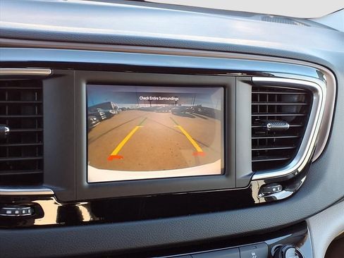 Used 2023 Chrysler Voyager LX image 12