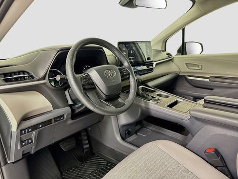Used 2023 Toyota Sienna LE FWD image 10
