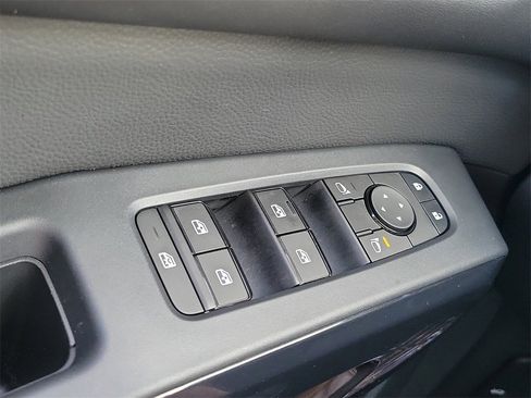 Used 2025 Nissan Pathfinder S image 15