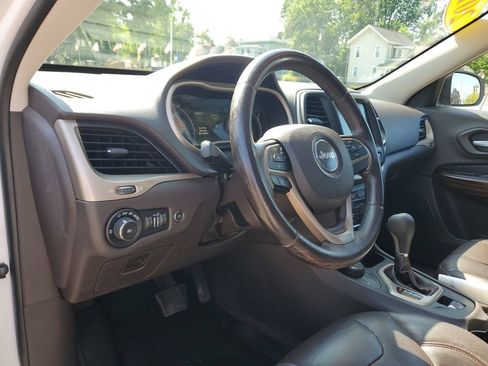 Used 2016 Jeep Cherokee Trailhawk w/ Comfort/Convenience Group AWD/4WD image 16