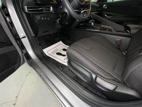 Used 2025 Hyundai Elantra SE w/ Cargo Package image 12
