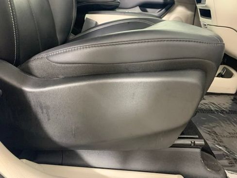 Used 2024 Chrysler Pacifica Touring-L FWD image 23