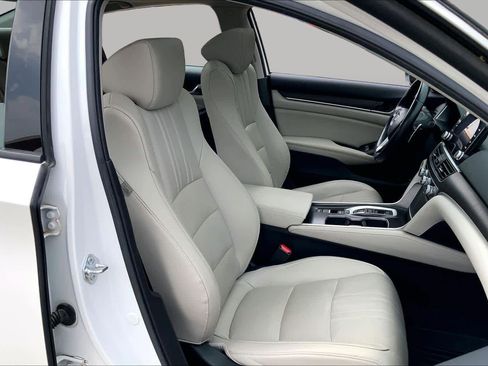 Used 2021 Honda Accord Touring image 9