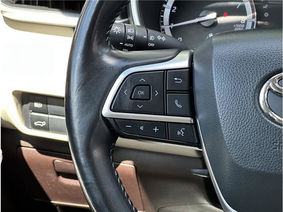 Used 2022 Toyota Highlander XLE AWD/4WD image 23