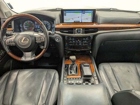 Used 2020 Lexus LX 570 4WD w/ Luxury Package image 17