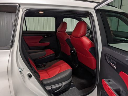 Used 2025 Toyota Highlander XSE image 29