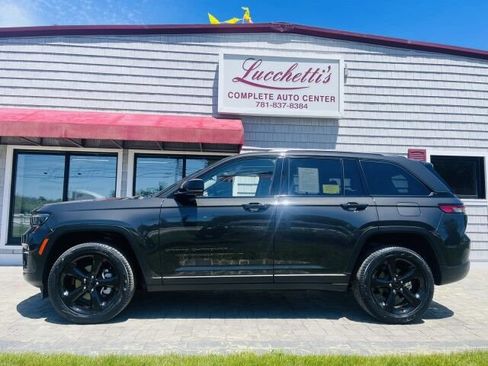Used 2023 Jeep Grand Cherokee Limited w/ Luxury Tech Group II AWD/4WD image 2