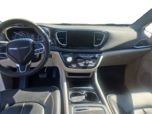 Used 2024 Chrysler Pacifica Limited image 10