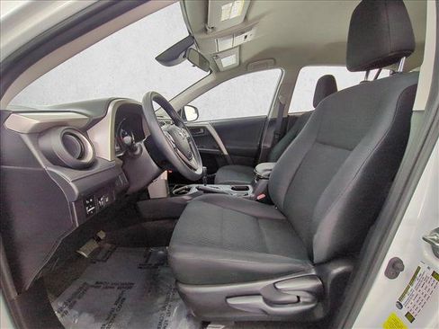 Used 2018 Toyota RAV4 LE FWD image 17