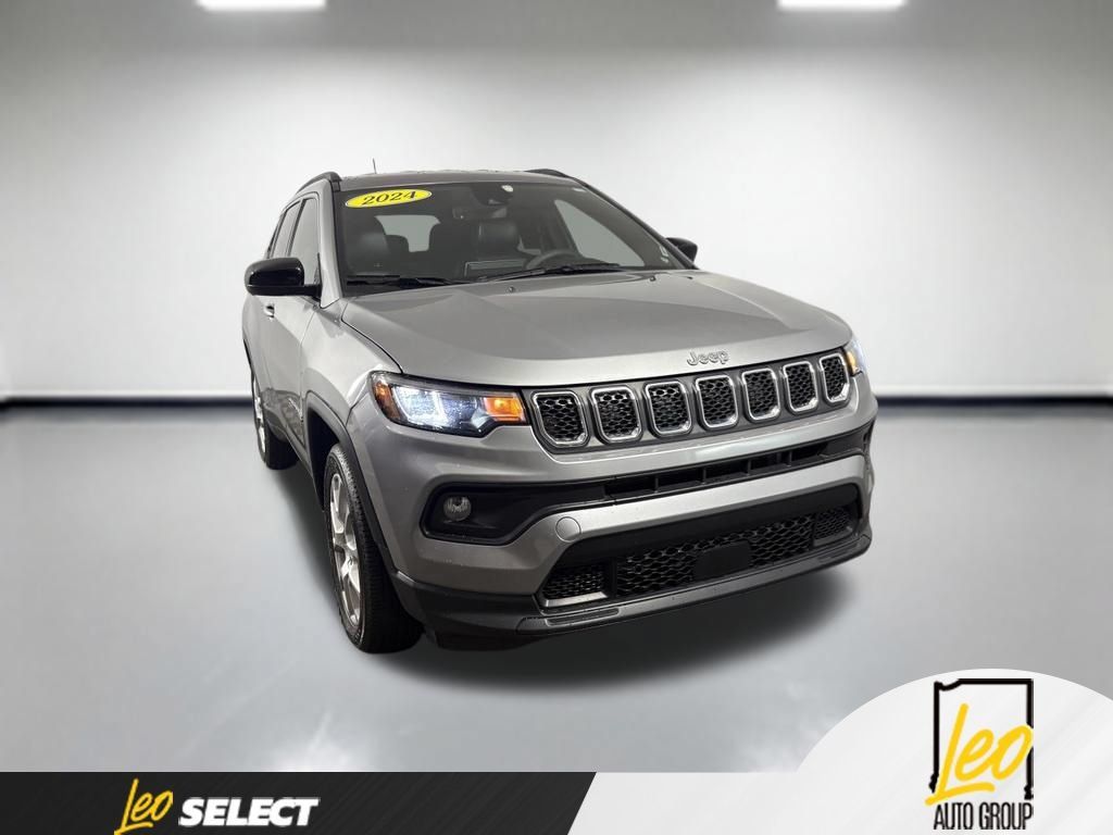Used 2024 Jeep Compass Latitude AWD/4WD image 7