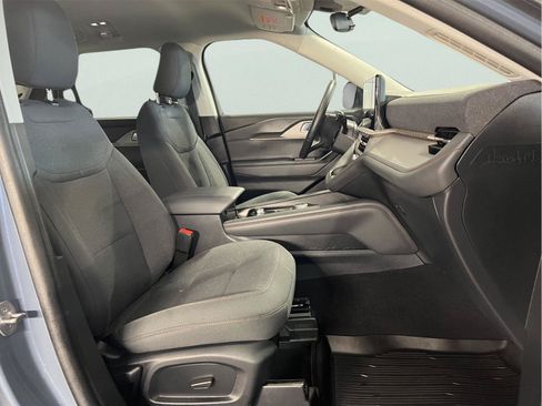 Used 2025 Ford Explorer Active AWD/4WD image 9