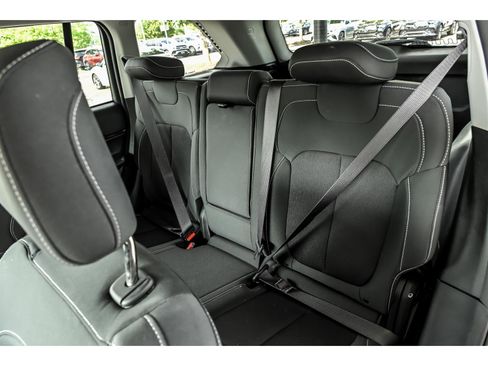 Used 2023 Jeep Grand Cherokee Laredo AWD/4WD image 12