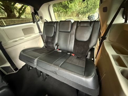 Used 2017 Dodge Grand Caravan SXT image 15