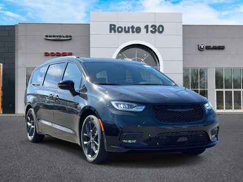 New 2026 Chrysler Pacifica Select FWD image 1
