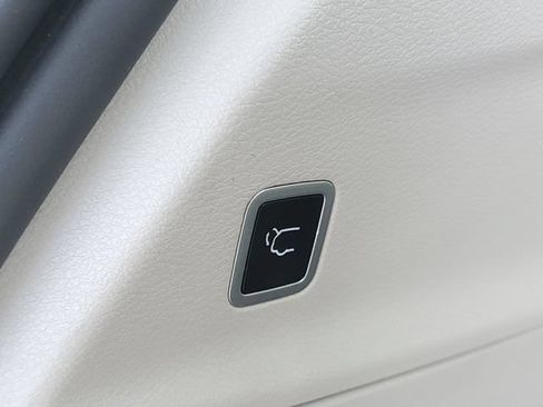 Used 2023 Chrysler Pacifica Touring-L FWD image 8