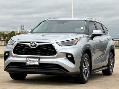 Used 2024 Toyota Highlander XLE AWD/4WD image 3