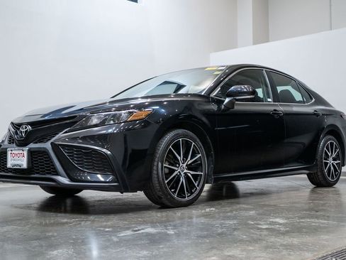 Used 2022 Toyota Camry SE image 3