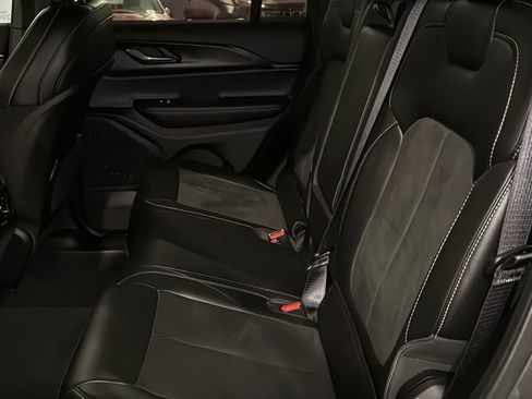 Used 2025 Jeep Grand Cherokee Altitude image 14