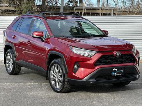 Used 2019 Toyota RAV4 XLE Premium image 8
