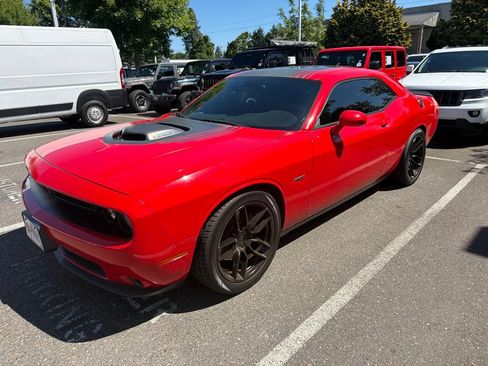 Used 2016 Dodge Challenger R/T RWD image 3