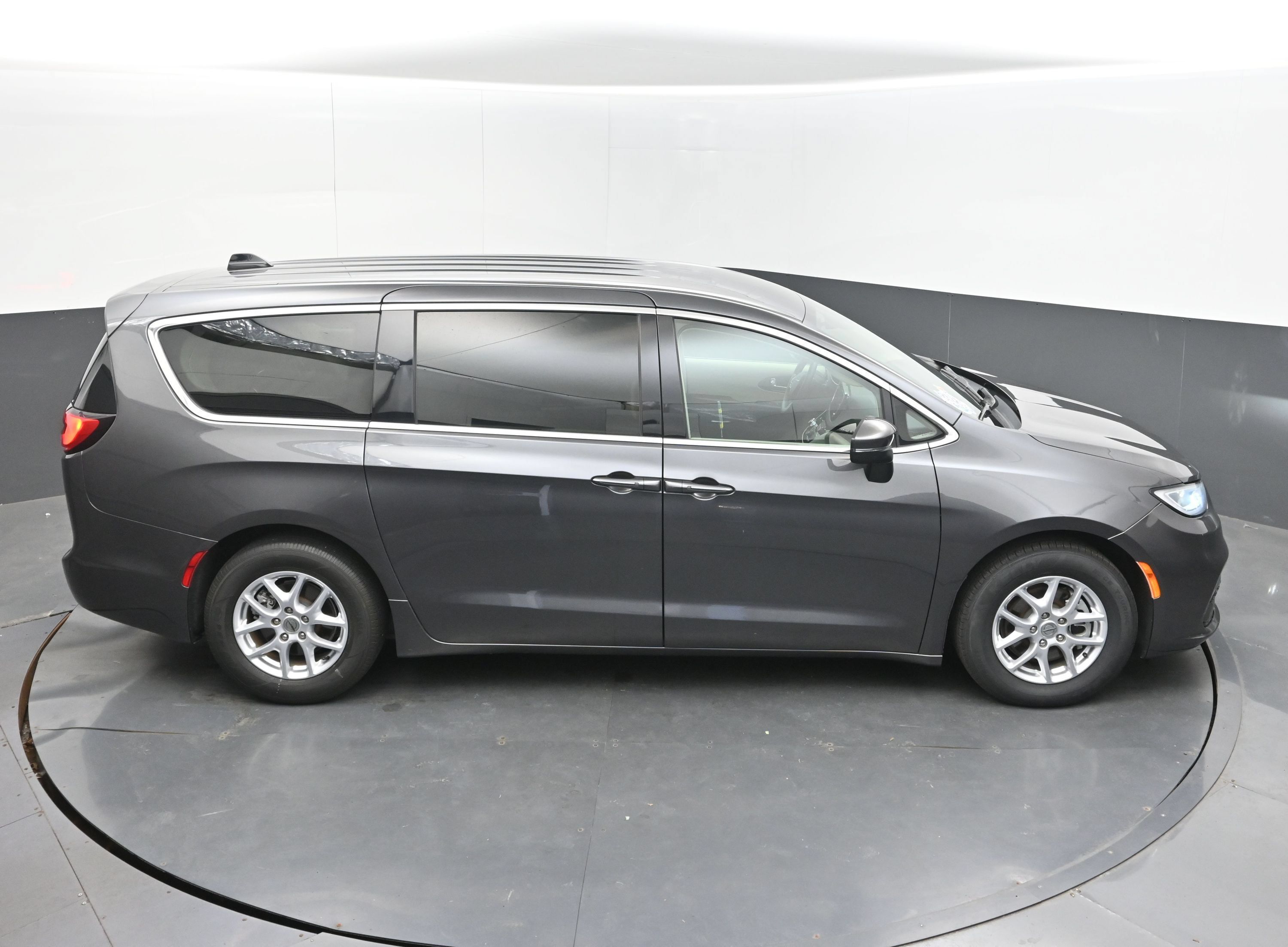Used 2023 Chrysler Pacifica Touring-L FWD image 39