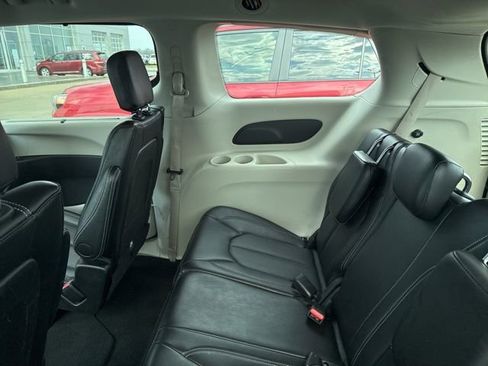 Used 2024 Chrysler Pacifica Touring-L image 27