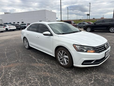 Used 2018 Volkswagen Passat 2.0T SE FWD image 3