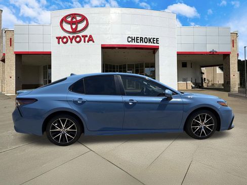 Used 2023 Toyota Camry SE FWD image 4