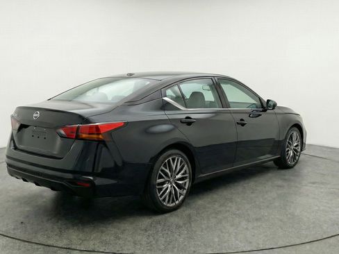 Used 2025 Nissan Altima 2.5 SV FWD image 9