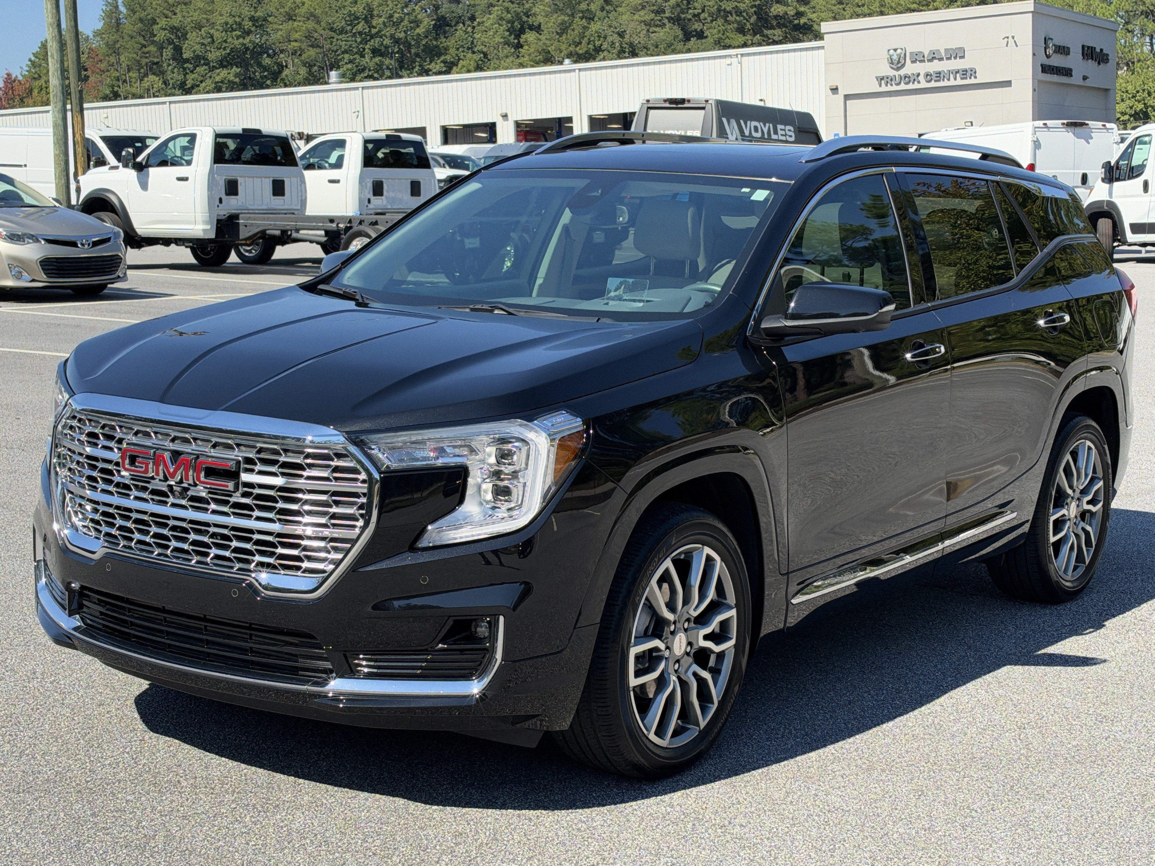 Used 2022 GMC Terrain Denali w/ Denali Premium Package AWD/4WD image 3