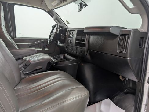 Used 2020 Chevrolet Express 2500 Extended image 17