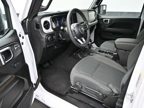 Used 2025 Jeep Wrangler Unlimited Sahara w/ Safety Group AWD/4WD image 9