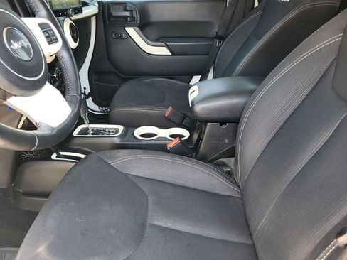 Used 2017 Jeep Wrangler Unlimited Rubicon w/ Connectivity Group AWD/4WD image 22