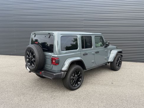 Used 2025 Jeep Wrangler Unlimited Sahara w/ Safety Group AWD/4WD image 9