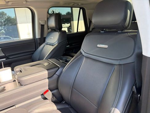 Used 2025 Ford Expedition Platinum AWD/4WD image 3