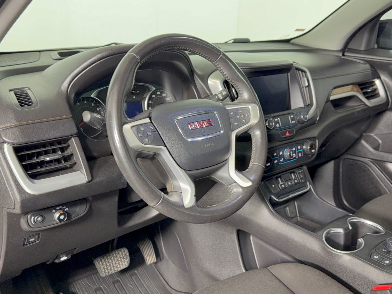 Used 2020 GMC Terrain SLE w/ Driver Convenience Package FWD image 4