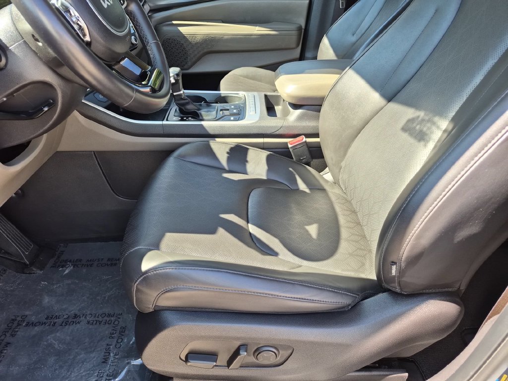 Used 2025 Kia Carnival FWD image 25