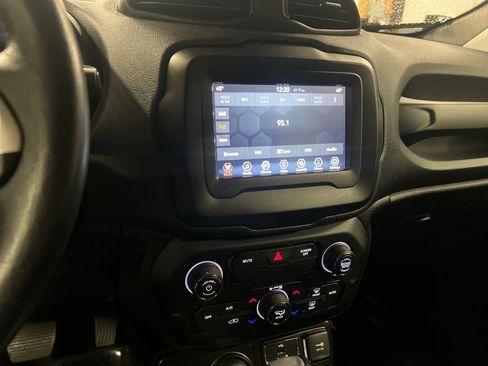 Used 2020 Jeep Renegade Latitude w/ Cold Weather Group image 21