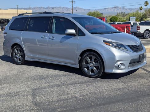 Used 2015 Toyota Sienna SE Premium FWD image 1