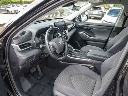 Used 2020 Toyota Highlander LE FWD image 16