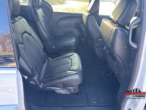 Used 2025 Chrysler Pacifica Select image 13