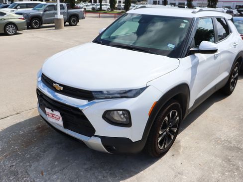 Used 2022 Chevrolet TrailBlazer LT w/ Convenience Package FWD image 4