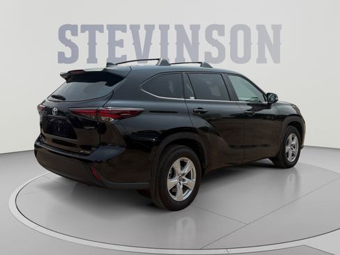 Used 2024 Toyota Highlander LE AWD/4WD image 5