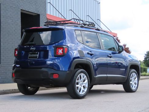 Used 2018 Jeep Renegade Latitude w/ UConnect 8.4 Nav Group FWD image 4
