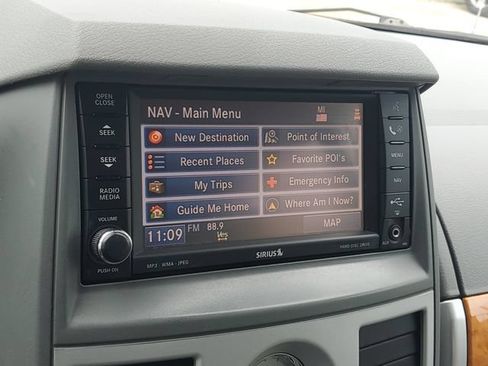 Used 2010 Chrysler Town & Country Limited w/ Entertainment Group #3 FWD image 27
