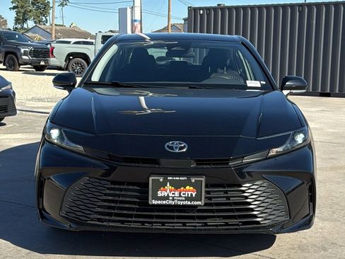 Used 2025 Toyota Camry LE FWD image 8